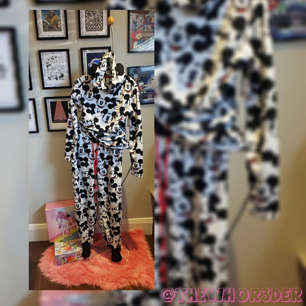 *BNWT* Matching Disney Mickey Pajamas🖤